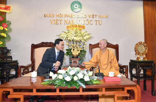 Phó Thủ tướng Chính phủ Trần Lưu Quang trò chuyện với Trưởng lão Hòa thượng Thích Trí Quảng, Giáo chủ Giáo hội Phật giáo Việt Nam.  