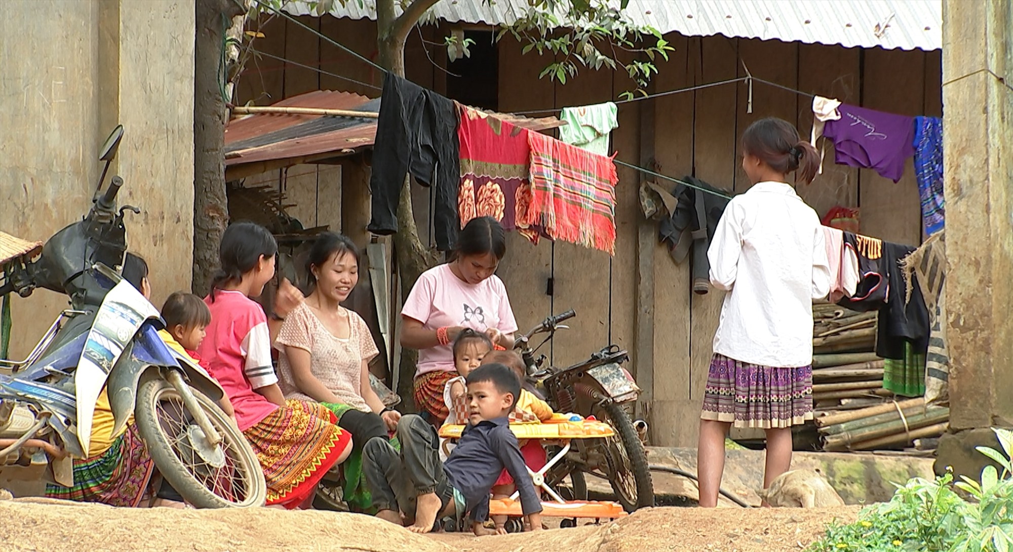 Nhiều gia đình người Mông ở Đắk Lắk chỉ vì đông con nên dẫn đến cảnh nghèo đói kéo dài. Ảnh: Bảo Trung