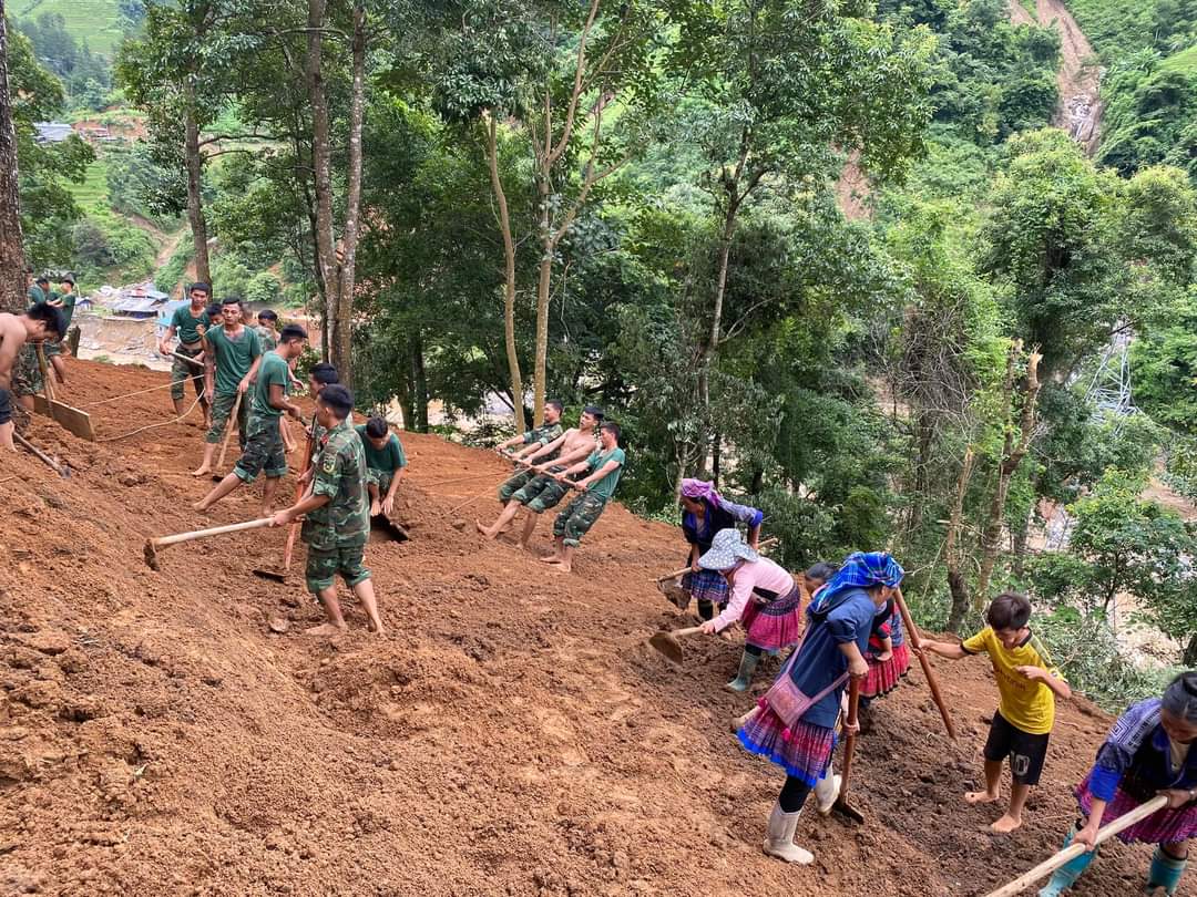 Đoàn thanh niên huyện Mù Cang Chải cùng các lực lượng công an và quân đội hỗ trợ người dân san tạo mặt bằng, dựng lại nhà cửa để sớm ổn định cuộc sống. Ảnh: Bảo Nguyên
