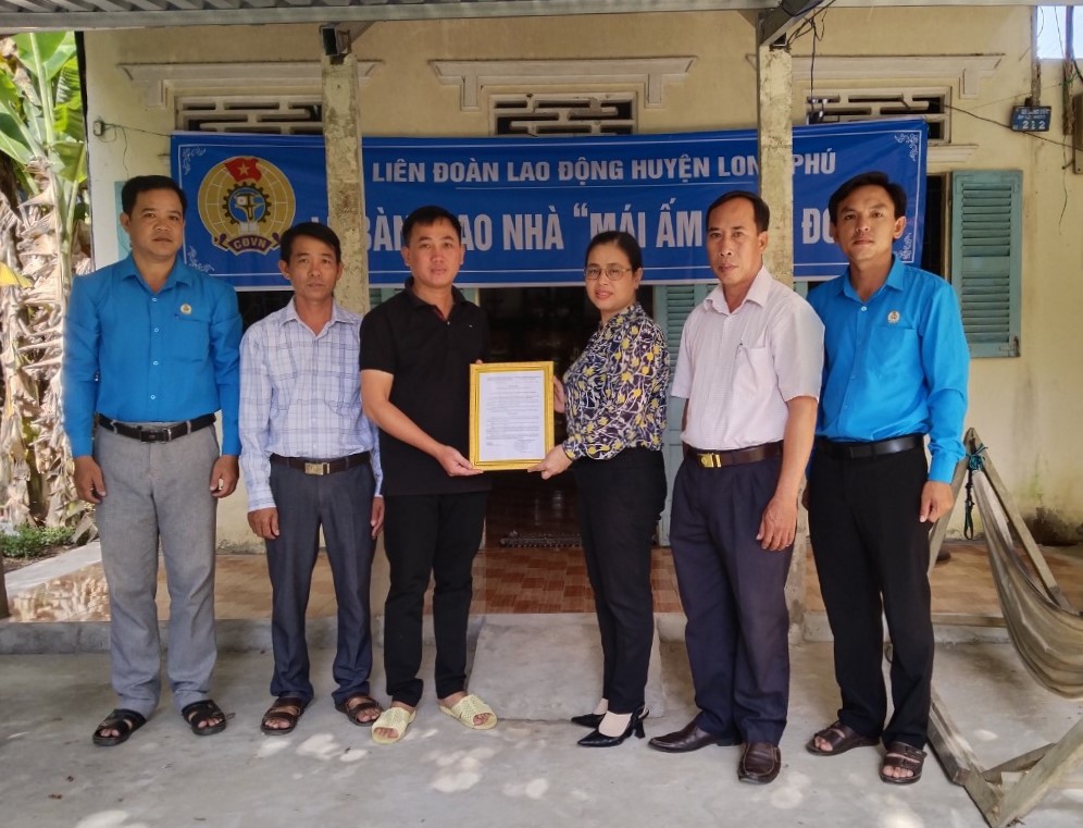 Đoàn viên Lê Văn Phố (Long Phú, Sóc Trăng) bên ngôi nhà Mái ấm Công đoàn. Ảnh: LĐLĐ huyện Long Phú (Sóc Trăng)