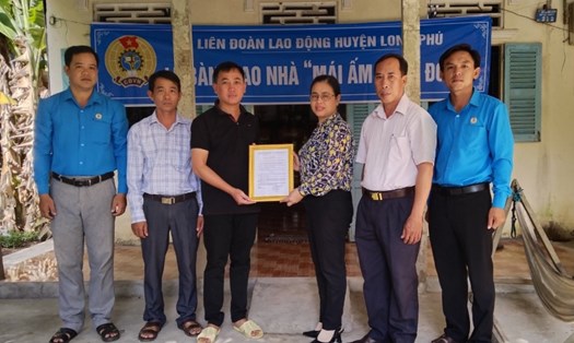 Đoàn viên Lê Văn Phố (Long Phú, Sóc Trăng) bên ngôi nhà Mái ấm Công đoàn. Ảnh: LĐLĐ huyện Long Phú (Sóc Trăng)
