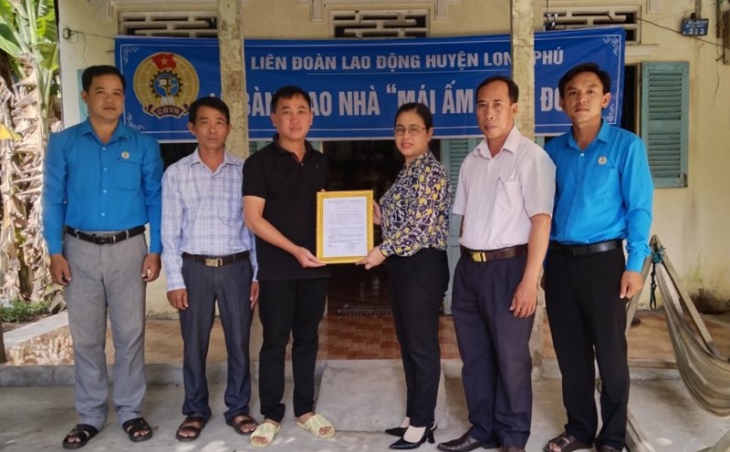 Đoàn viên Lê Văn Phố (Long Phú, Sóc Trăng) bên ngôi nhà Mái ấm Công đoàn. Ảnh: LĐLĐ huyện Long Phú (Sóc Trăng)