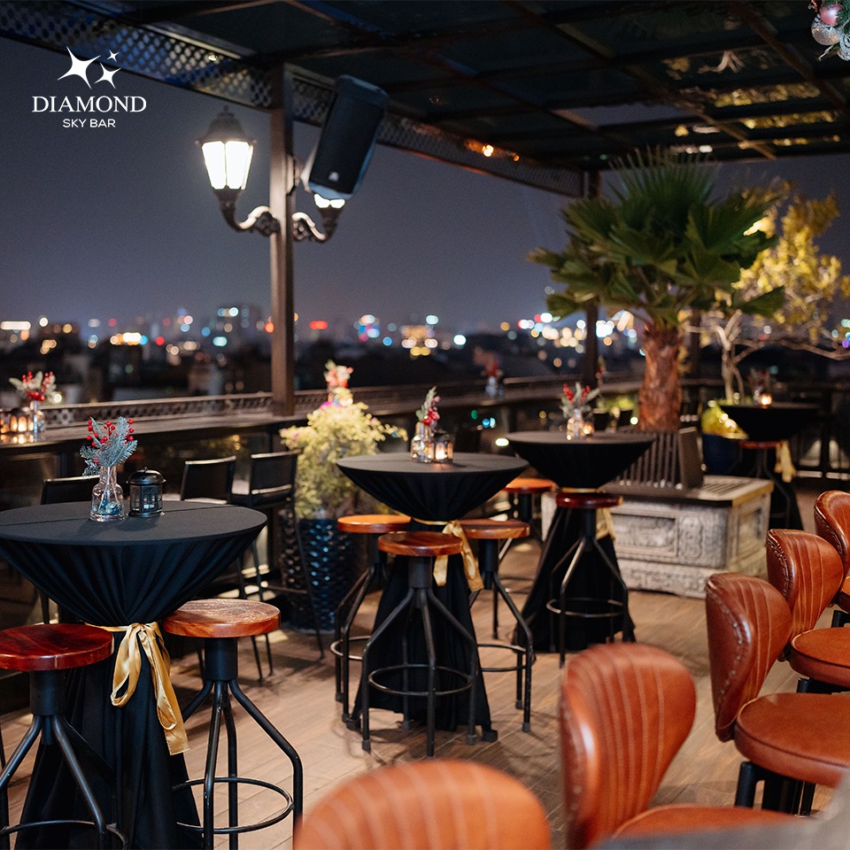 Toàn cảnh thành phố Hà Nội về đêm. Ảnh: Diamond Sky Bar