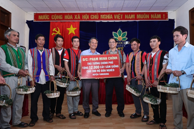 Thủ tướng Phạm Minh Chính tặng 12.000 cây giống sâm Ngọc Linh cho các hộ nghèo. Ảnh: VGP