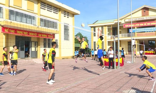 Trận đấu giữa 2 đội bóng chuyền nam huyện Nghi Xuân và thị xã Hồng Lĩnh. Ảnh: Công đoàn.
