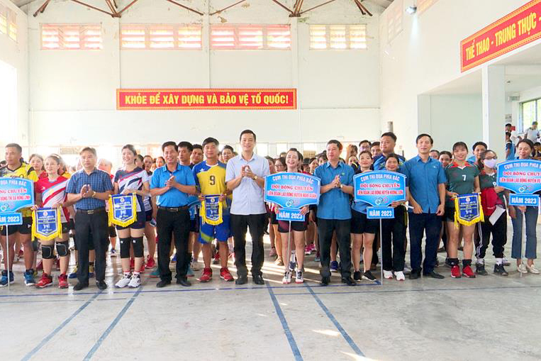 Lãnh đạo LĐLĐ tỉnh Hà Tĩnh và huyện Đức Thọ tặng cờ lưu niệm cho các đội thuộc cụm thi đua phía bắc tham gia thi đấu. Ảnh: Công Đoàn.
