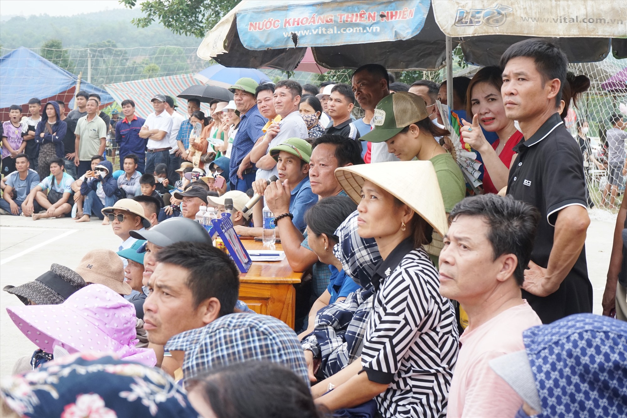 Theo ghi nhận, dù đây mới chỉ là vòng loại của giải đấu, tuy nhiên, hàng trăm người tại khắp các xã của huyện Thạch Thành đã tập trung về sân vận động xã Ngọc Trạo để tham gia cổ vũ. Ảnh: Quách Du