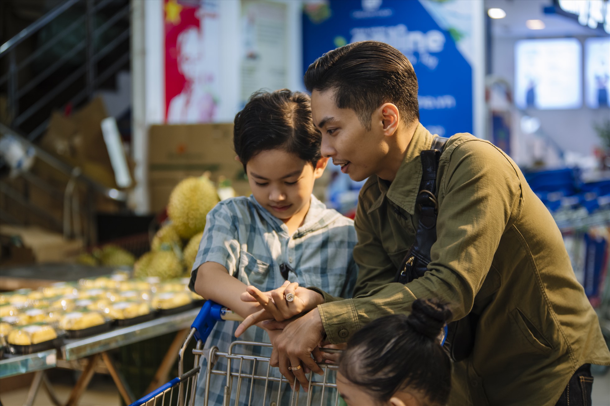Phan Hiển dẫn con đi siêu thị. Ảnh: CTCC.