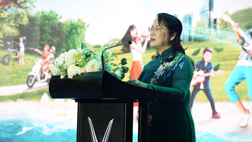 Bà Trần Kim Yến, Chủ tịch Ủy ban Mặt trận Tổ quốc Việt Nam TP. HCM phát biểu hưởng ứng.