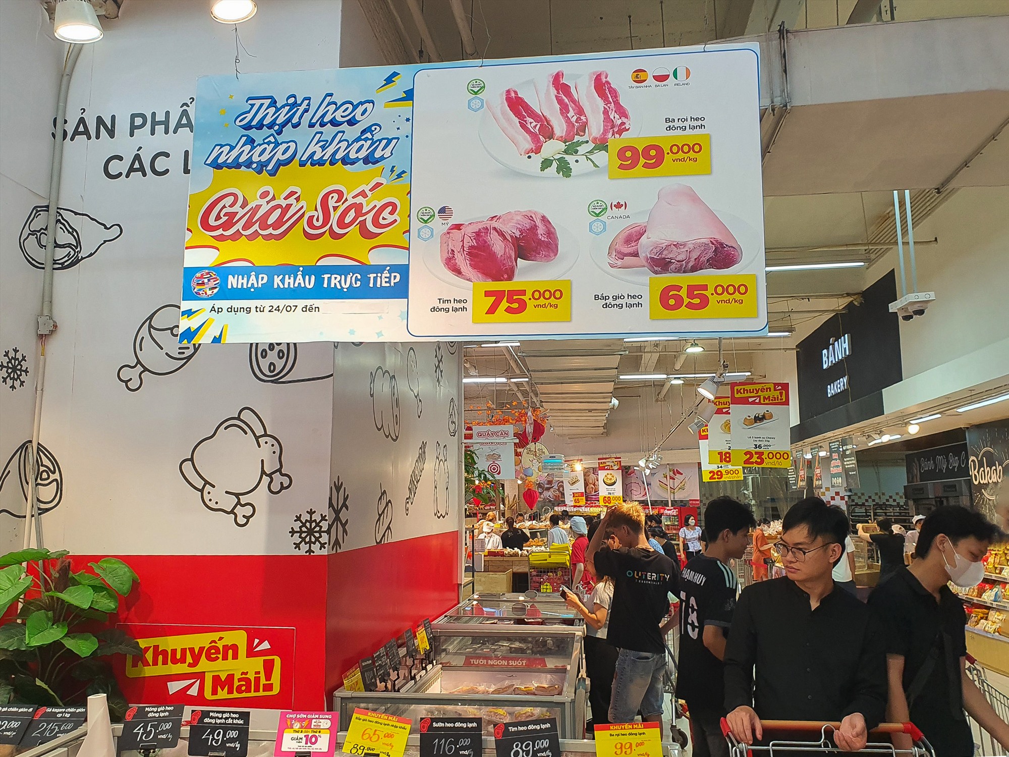 Một số siêu thị trên địa bàn Hà Nội cũng đang điều chỉnh giá thịt lợn. Ảnh: Phan Anh