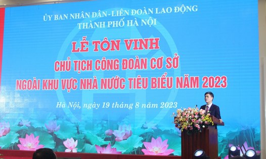 Phó Chủ tịch Tổng Liên đoàn Lao động Việt Nam Ngọ Duy Hiểu phát biểu tại lễ tuyên dương 10 Chủ tịch Công đoàn cơ sở ngoài khu vực Nhà nước tiêu biểu năm 2023. Ảnh: Kiều Vũ