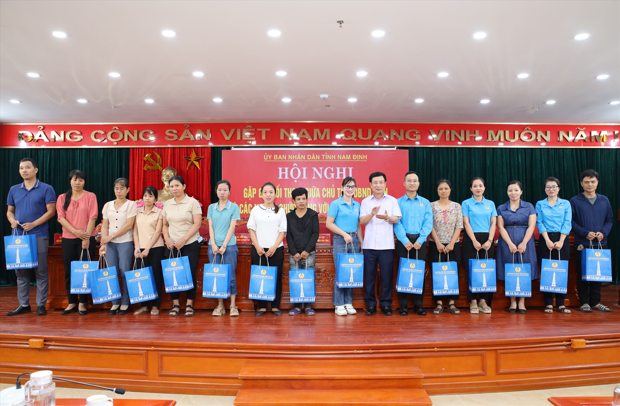 Lãnh đạo tỉnh Nam Định tặng quà cho đoàn viên, công nhân có hoàn cảnh khó khăn. Ảnh: Công đoàn Nam Định