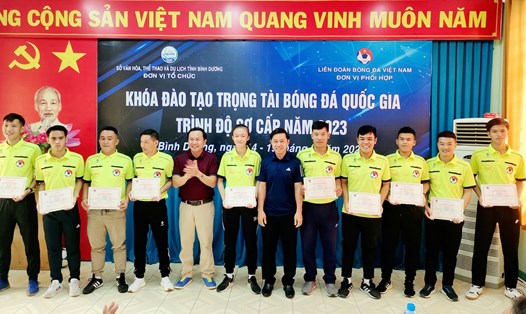 Ông Bùi Hữu Toàn - Giám đốc Sở Văn hóa Thể thao và Du lịch tỉnh Bình Dương (thứ 5 từ trái sang) và ông Đặng Thanh Hạ - Trưởng Ban trọng tài VFF trao giấy chứng nhận cho học viên. Ảnh: VFF
