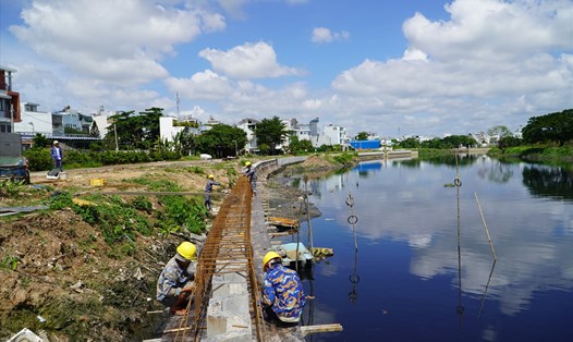 Công nhân thi công bờ kè kênh Tham Lương - Bến Cát - rạch Nước Lên qua quận Gò Vấp.  Ảnh: Minh Quân