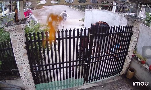 Hình ảnh trích xuất từ camera an ninh ghi lại cảnh nhóm đối tượng ném gạch đá, bột màu vào nhà dân.