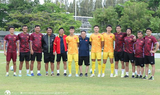 Ban huấn luyện U23 Việt Nam chụp ảnh với 3 cầu thủ phải chia tay đội tuyển (áo vàng). Ảnh: VFF