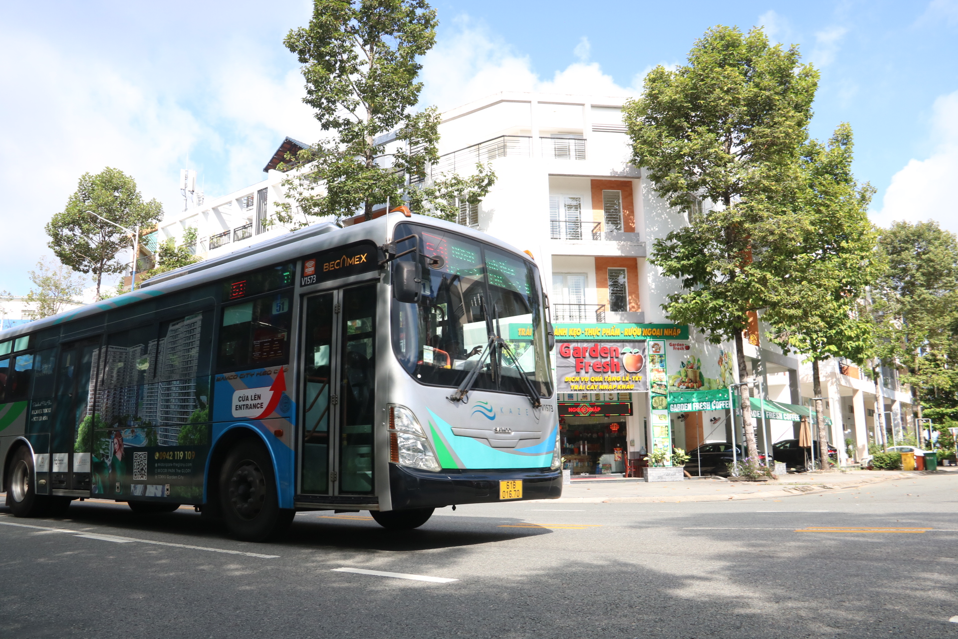 Phương tiện công cộng nổi bật của Thành phố mới Bình Dương là xe buýt xanh - chạy bằng nhiên liệu sạch ở Bình Dương, giảm thiểu tác động đến môi trường.