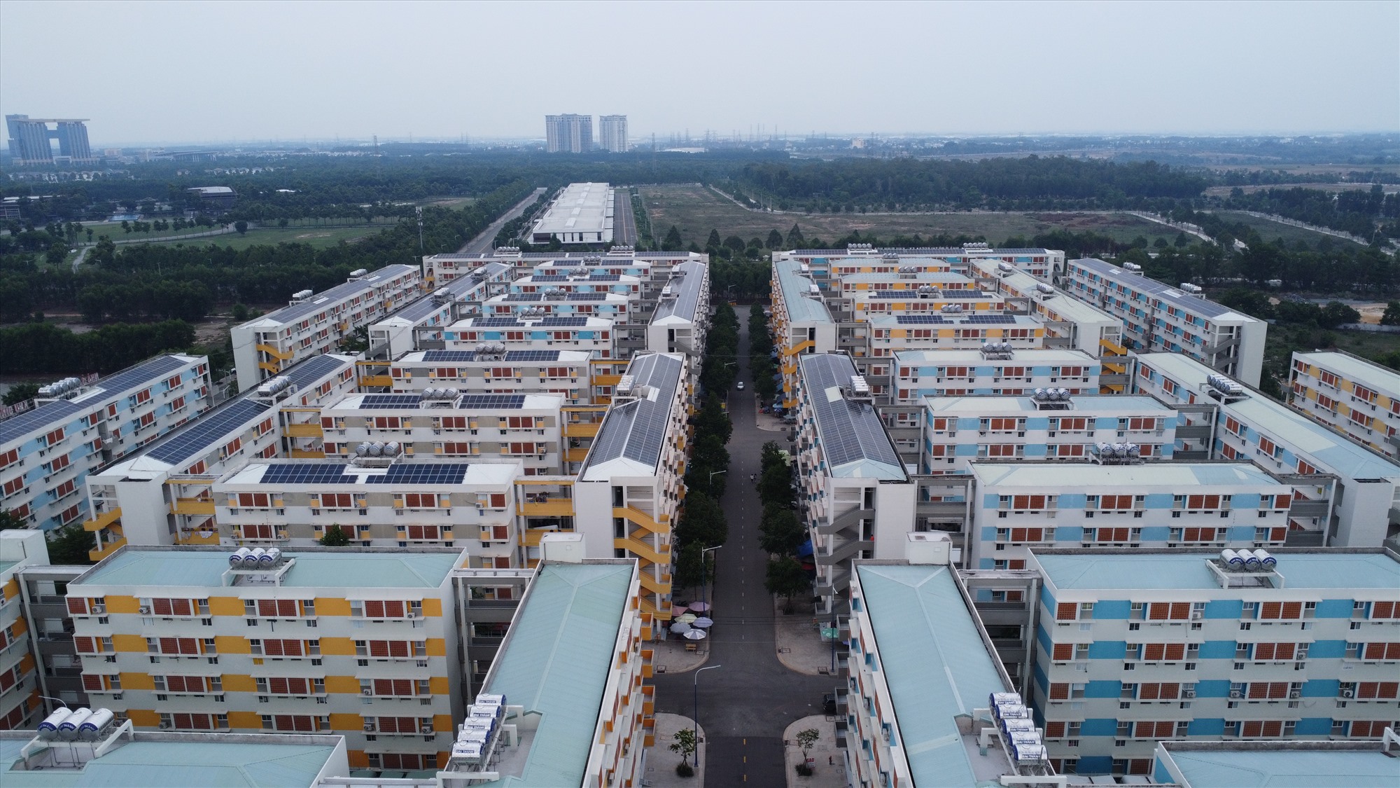 Cũng trong khu vực này, khu nhà ở xã hội Định Hòa với khoảng 3.700 căn hộ đã và đang tạo ra chỗ ở cho khoảng trên 7.000 lao động.