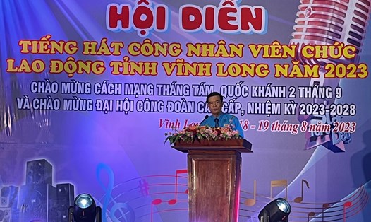 Ông Huỳnh Bá Long - Chủ tịch LĐLĐ tỉnh Vĩnh Long phát biểu tại lễ bế mạc. Ảnh: Hoàng Lộc