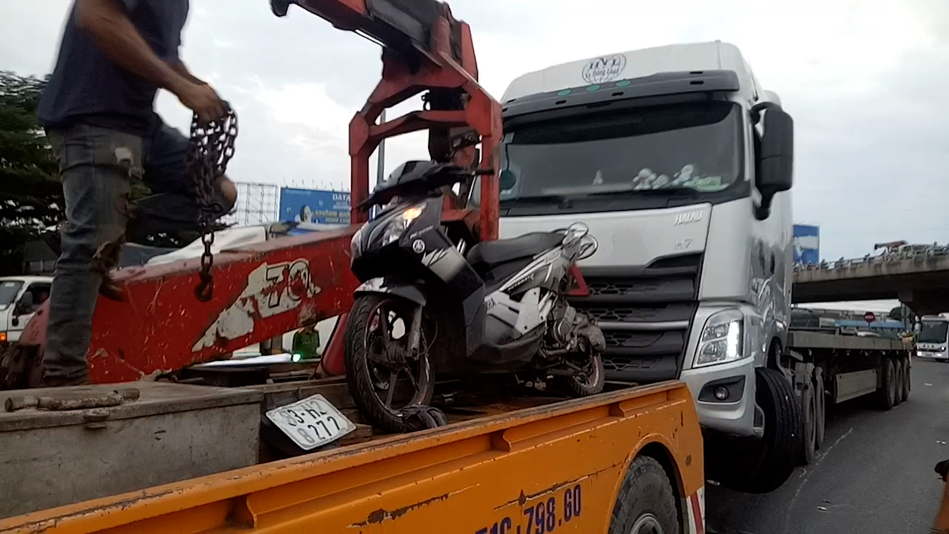 Xe máy, xe container được đưa ra khỏi hiện trường. Ảnh: Trần Minh