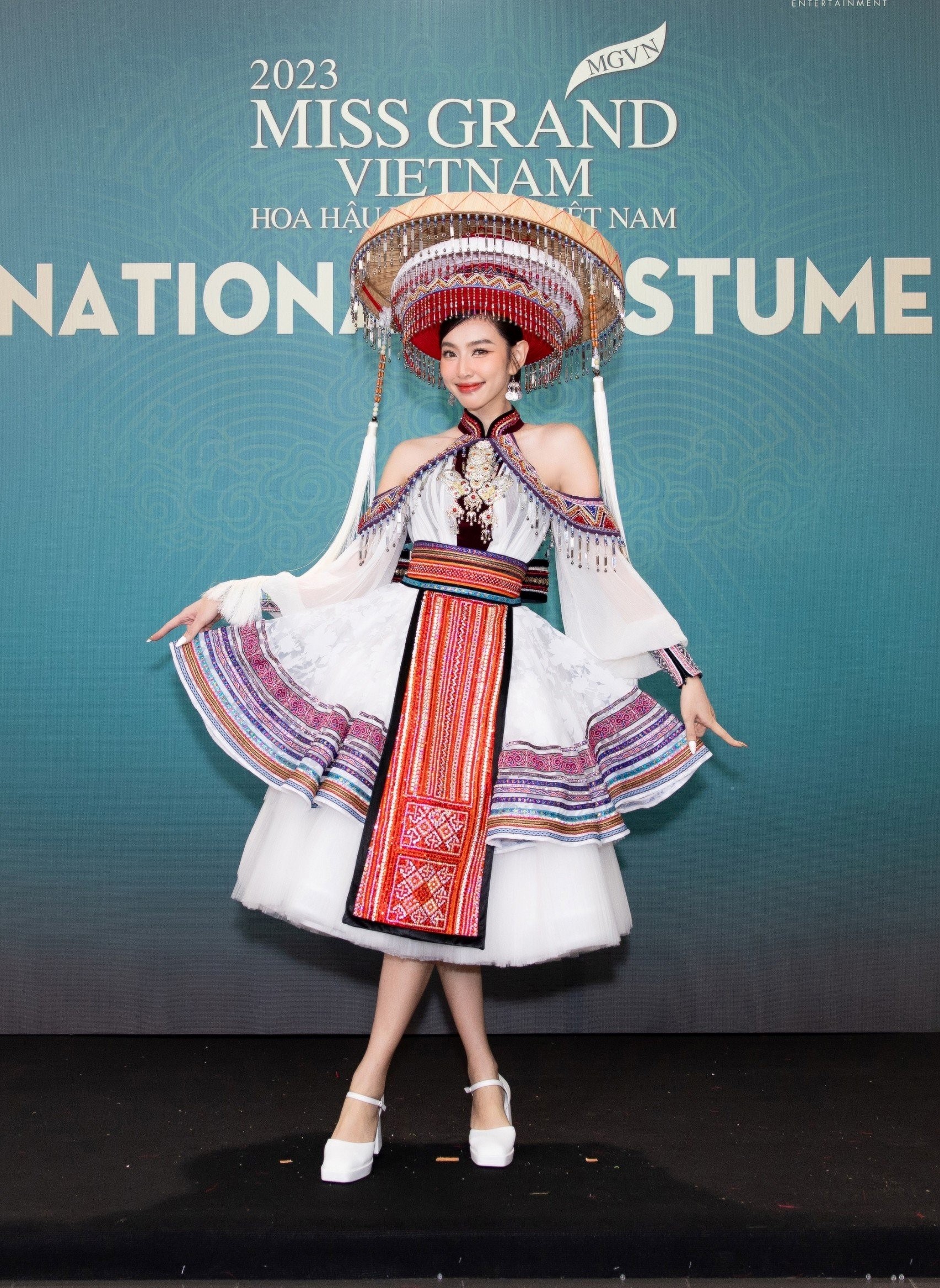 Thùy Tiên xuất hiện với trang phục dân tộc H'Mông được cách điệu duyên dáng. Thời gian vừa qua, nàng hậu tích cực tham gia nhiều dự án cộng đồng khác nhau. 