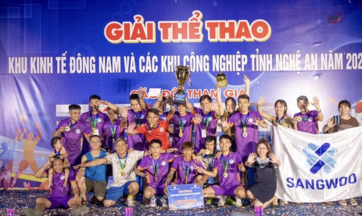 Giải nhất bóng đá nam thuộc về Công ty TNHH SangWoo. Ảnh. Quỳnh Trang