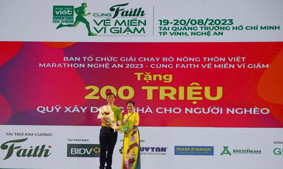 Ban Tổ chức giải tặng 200 triệu đồng cho quỹ xây dựng nhà cho người nghèo của tỉnh Nghệ An. Ảnh: Hải Đăng