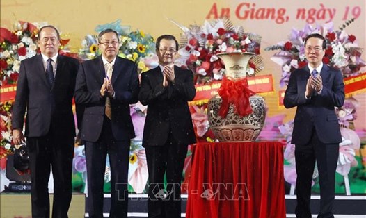 Chủ tịch nước Võ Văn Thưởng trao quà của Tổng Bí thư Nguyễn Phú Trọng gửi tặng Đảng bộ và nhân dân tỉnh An Giang. Ảnh: TTXVN

