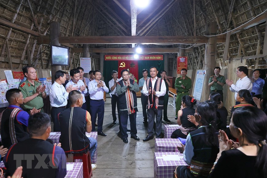 Thủ tướng Phạm Minh Chính thăm hỏi đồng bào Làng Văn hóa Du lịch cộng đồng Kon Pring. Ảnh: TTXVN