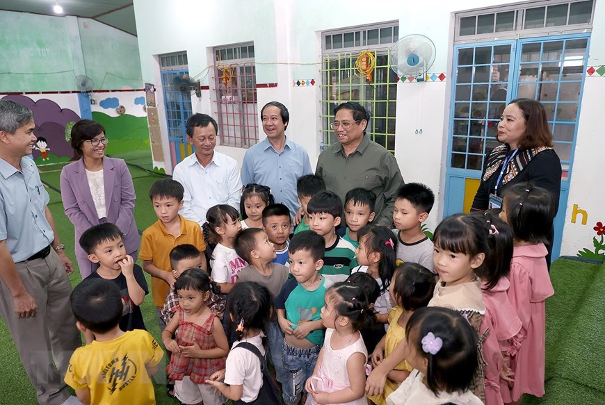 Thủ tướng Phạm Minh Chính với học sinh Trường Mầm non Măng Đen, huyện Kon Plông. Ảnh: TTXVN