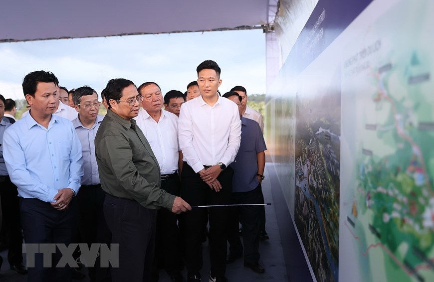 Thủ tướng Phạm Minh Chính xem bản đồ định hướng quy hoạch Khu du lịch sinh thái Măng Đen. Ảnh: TTXVN