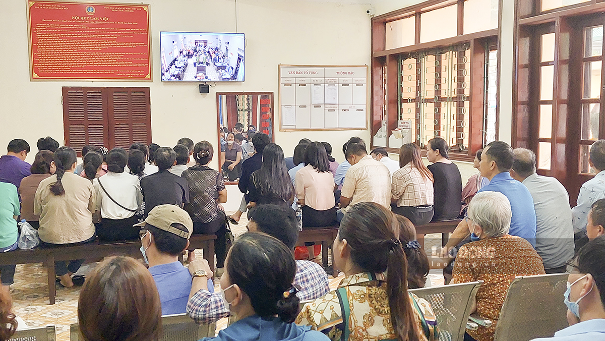 Đông đảo người dân TP Điện Biên Phủ theo dõi phiên tòa qua màn hình. Ảnh: Văn Thành Chương