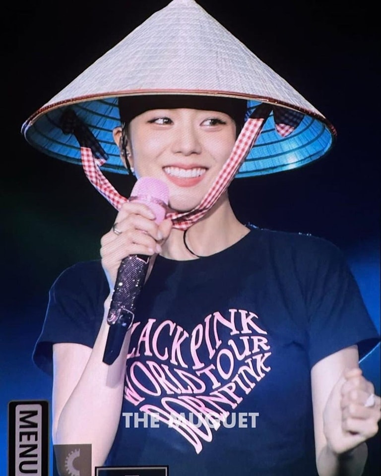Nữ thần tượng sinh năm 1995 cũng không quên chia sẻ hình ảnh đội nón lá Việt Nam kèm lời nhắn: “Tôi đã có khoảng thời gian tuyệt vời tại Việt Nam - nơi lần đầu tiên tôi đặt chân tới. Tôi đã có thêm thật nhiều năng lượng từ các fan. Hẹn gặp lại các bạn sớm thôi, tôi yêu các bạn“. Ảnh: Instagram Jisoo. 