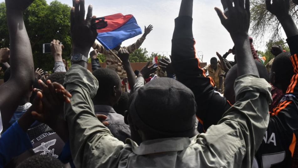 Người biểu tình trước Đại sứ quán Pháp ở Niamey, Niger, ngày 30.7.2023. Ảnh: AFP