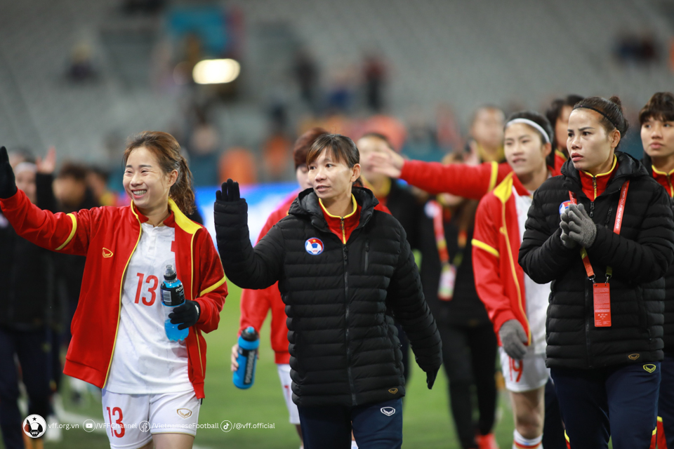 Trần Thị Thuỳ Trang (giữa) và Thuý Nga (ngoài cùng bên phải) là 2 cầu thủ không ra sân tại World Cup nữ 2023. Ảnh: VFF