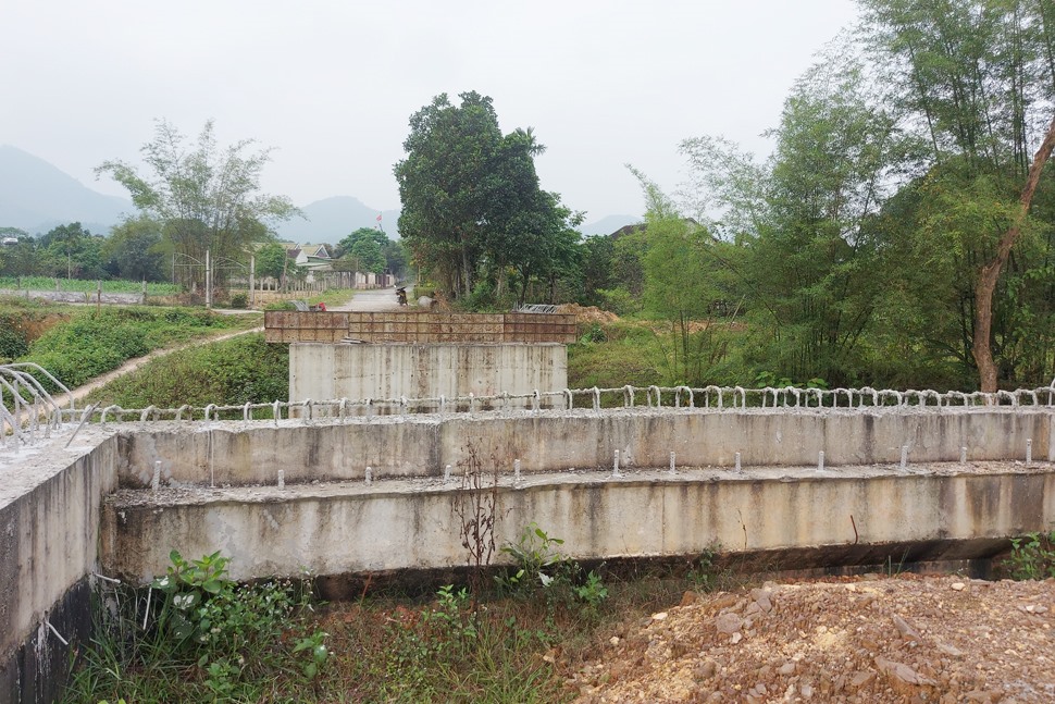 Cây cầu vướng vào hơn 100 m2 đất của gia đình bà Lý nay đã được hộ dân đồng ý hiến đất để tiếp tục thi công hoàn thành dự án. Ảnh: Trần Tuấn.