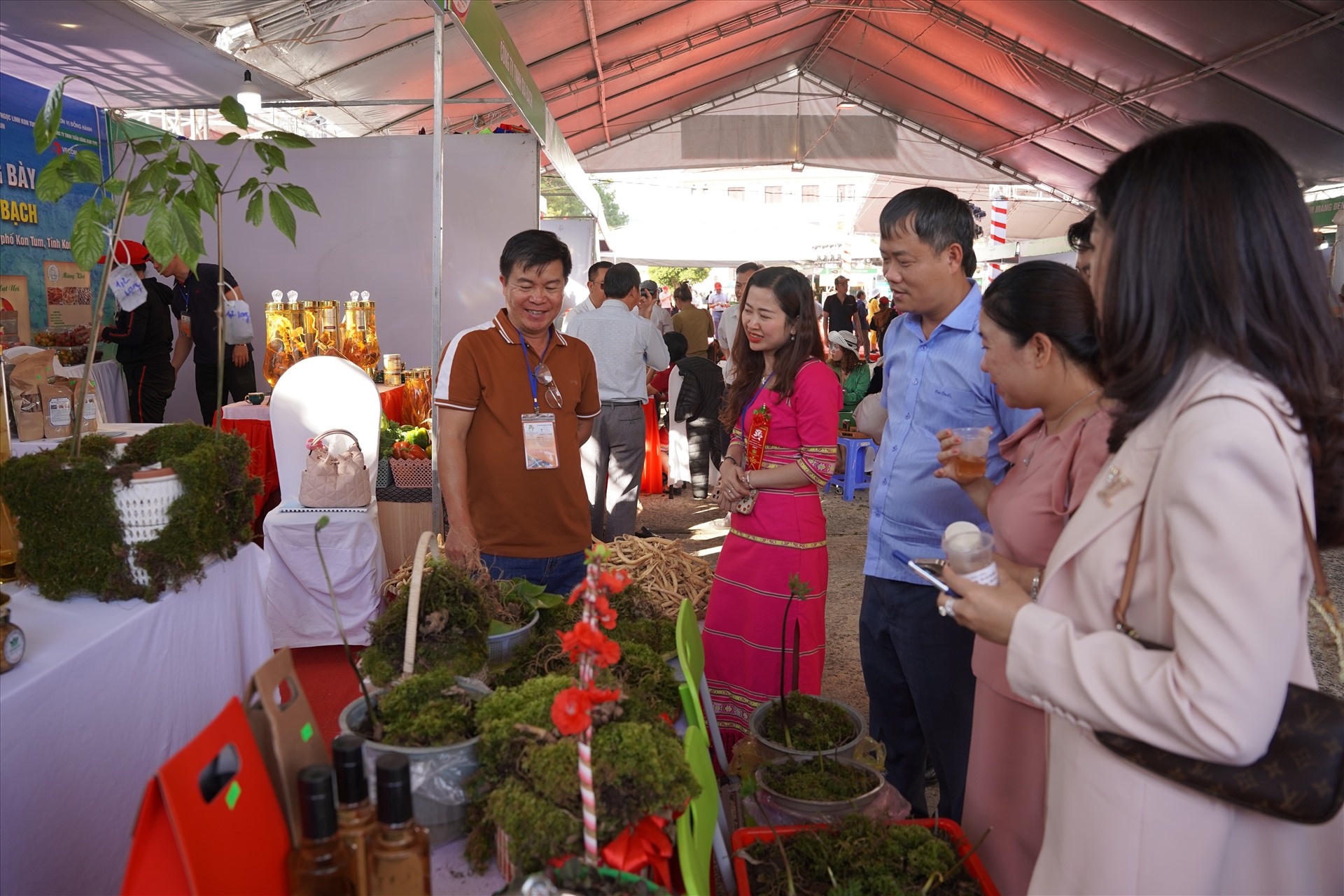 Du khách tham quan, mua sắm tại Phiên chợ Sâm huyện Tu Mơ Rông, tỉnh Kon Tum 2023. Ảnh Hoàng Bin