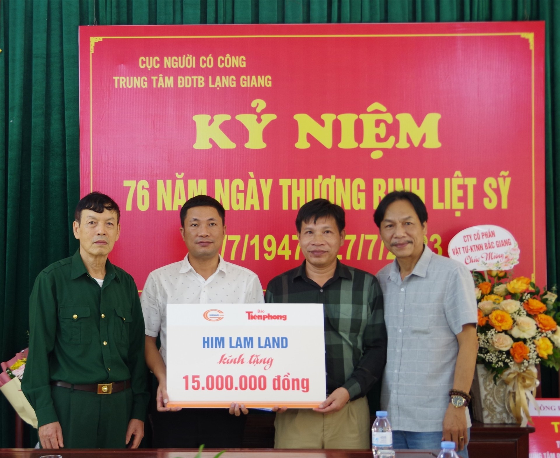 Ông Nguyễn Huy Thiêm – Đại diện Him Lam Land (thứ 2 từ trái sang) trao tặng 15.000.000 triệu đồng cho Trung tâm điều dưỡng thương binh Lạng Giang (Bắc Giang)
