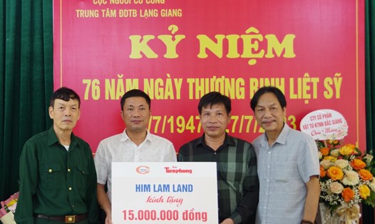 Ông Nguyễn Huy Thiêm – Đại diện Him Lam Land (thứ 2 từ trái sang) trao tặng 15.000.000 triệu đồng cho Trung tâm điều dưỡng thương binh Lạng Giang (Bắc Giang). Ảnh: Him Lam Land cung cấp