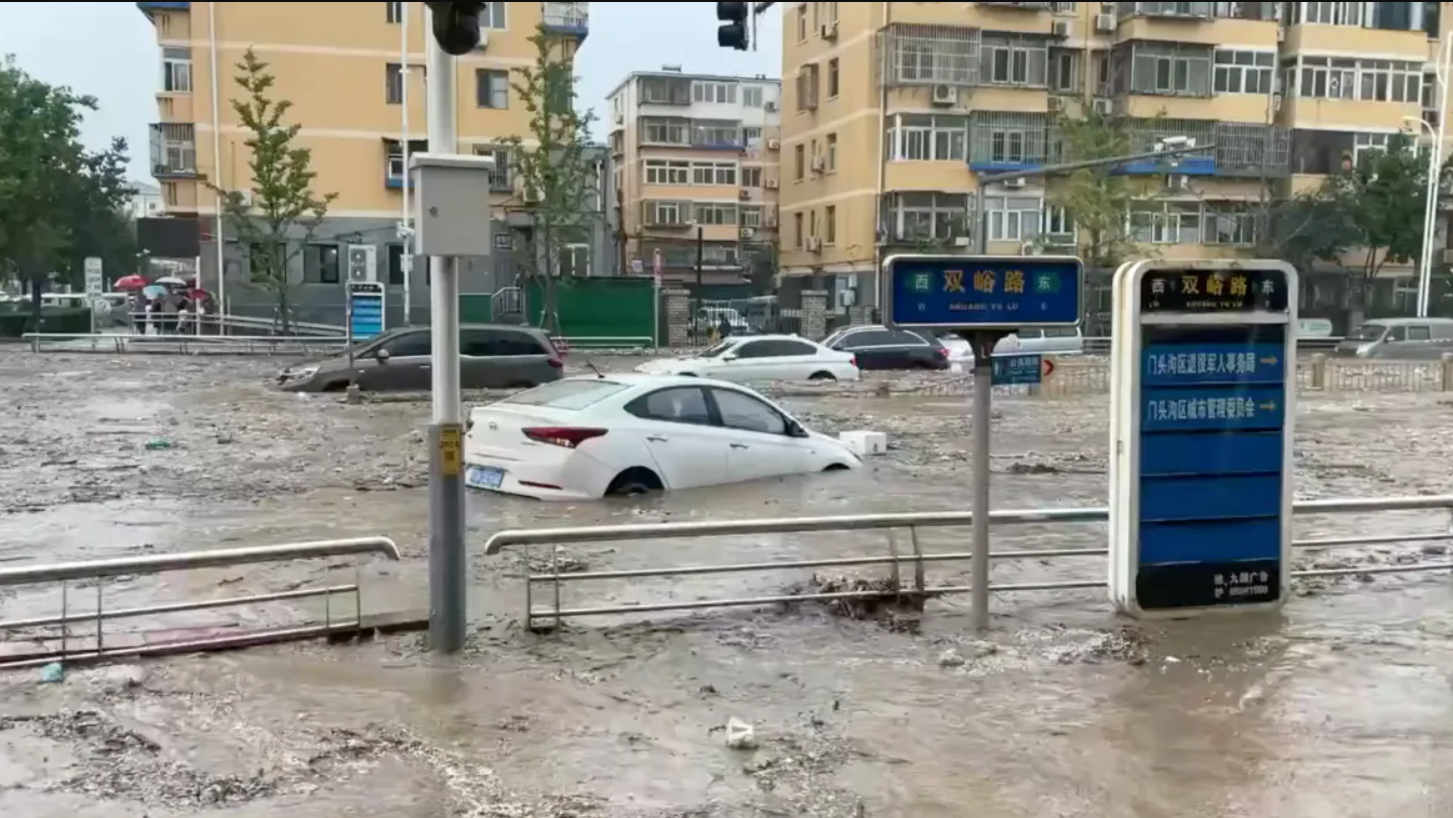 Ô tô chìm trong biển nước ở Bắc Kinh. Ảnh chụp màn hình