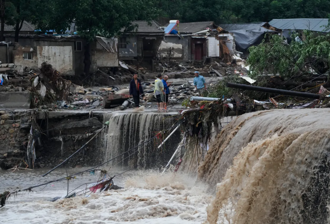 Thiệt hại do nước lũ gây ra ở quận Môn Đầu Câu, Bắc Kinh. Ảnh: AP