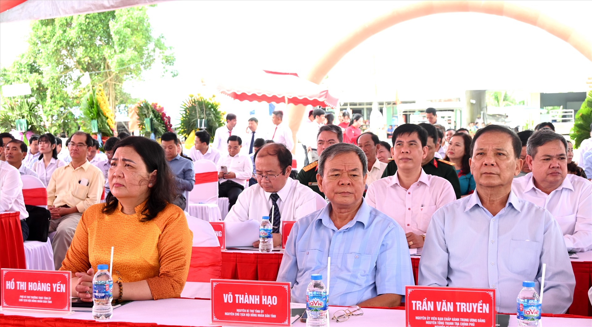 Các lãnh đạo tỉnh Bến Tre, nguyên lãnh đạo tỉnh Bến Tre tham dự lễ khởi công dự án KCN Phú Thuận. Ảnh: Thành Nhân