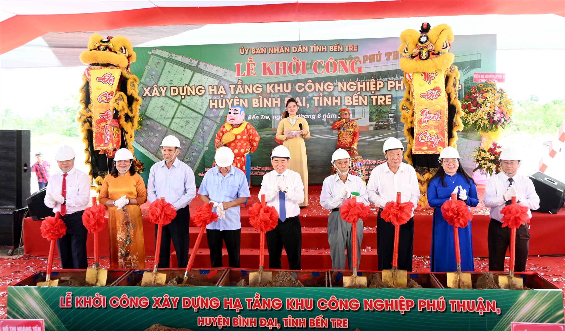 Các đại biểu thực hiện nghi thức khởi công dự án KCN Phú Thuận (huyện Bình Đại, tỉnh Bến Tre). Ảnh: Thành Nhân
