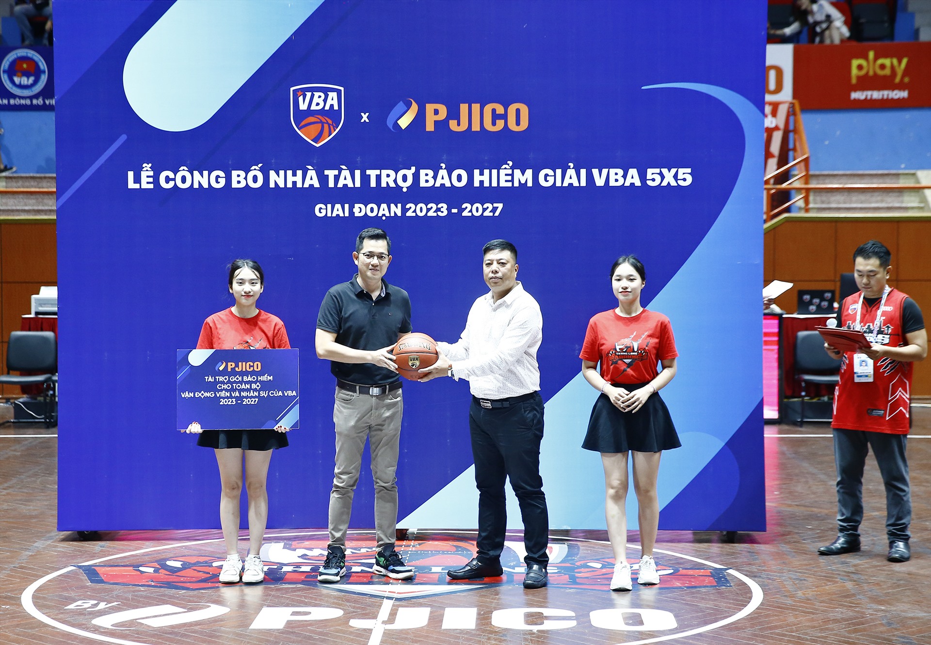 Đại diện VBA (trái) và PJICO (phải) trao bóng tại lễ công bố PJICO chính thức trở thành Nhà tài trợ bảo hiểm đồng hành cùng mùa giải VBA 5x5 xuyên suốt 5 năm (2023-2027).