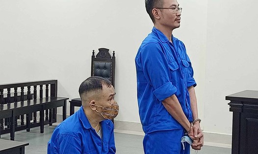 Hai bị cáo trong vụ lừa đảo chạy án tại toà sáng 2.8. Ảnh: Quang Việt