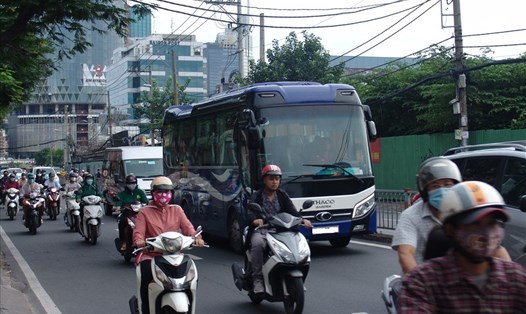 Xe kinh doanh vận tải hành khách tại thành phố Hồ Chí Minh. Ảnh Phương Ngân

