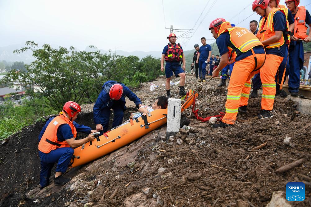 Lực lượng cứu hộ chuyển một dân bị thương quận Môn Đầu Câu, Bắc Kinh, ngày 1.8.2023. Ảnh: Tân Hoa Xã