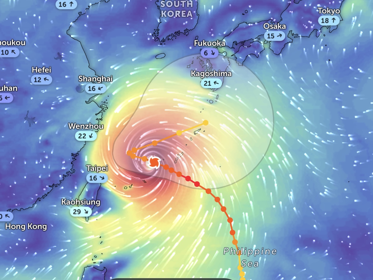 Bão Khanun đã gây ra những thương vong đầu tiên ở Nhật Bản và được dự báo sẽ tiếp tục có hướng di chuyển bất ngờ. Ảnh: Zoom Earth