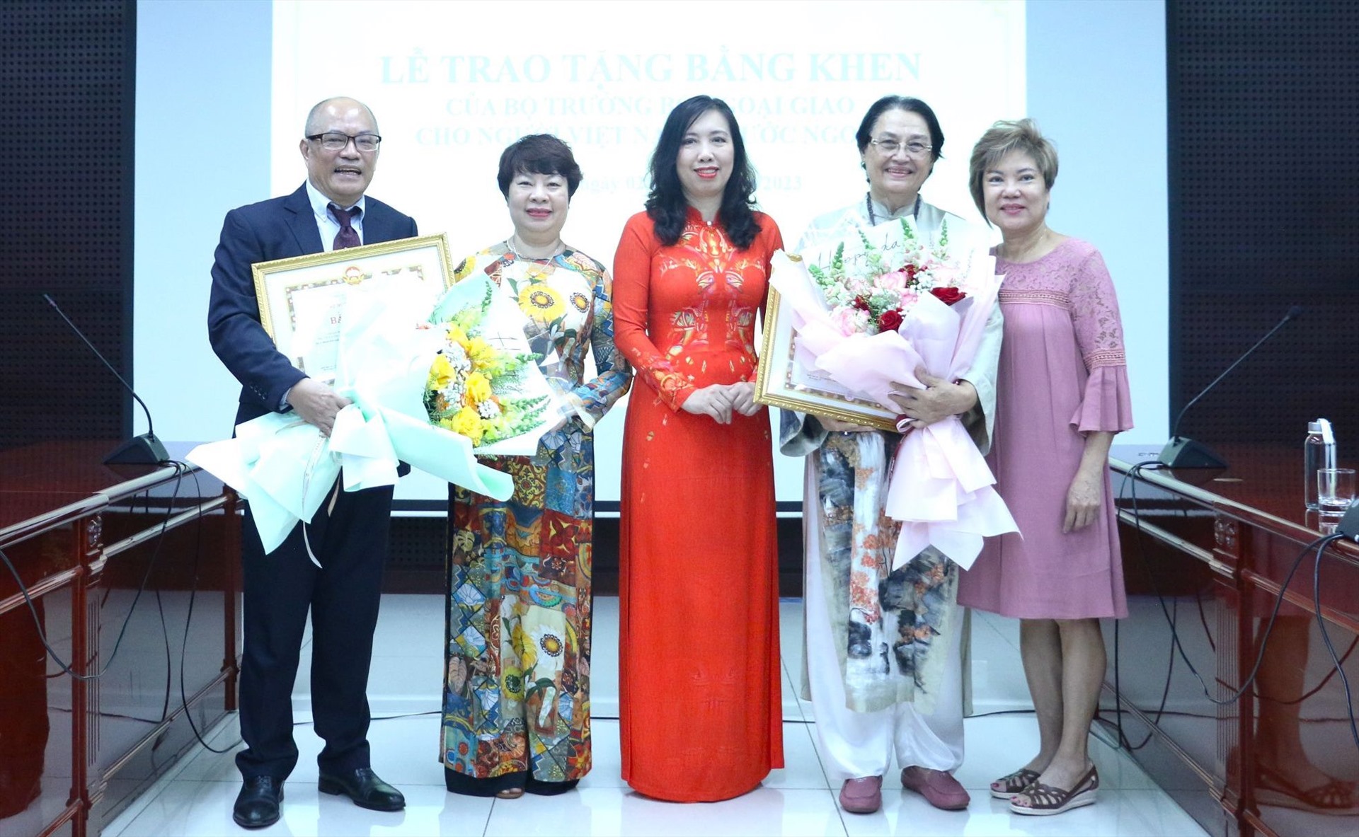 Bộ Ngoại giao tặng bằng khen cho 2 kiều bào có nhiều đóng góp cho Đà Nẵng. Ảnh: Thanh Phương