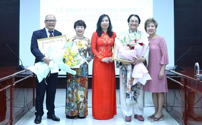 Bộ Ngoại giao tặng bằng khen cho 2 kiều bào có nhiều đóng góp cho Đà Nẵng. Ảnh: Thanh Phương